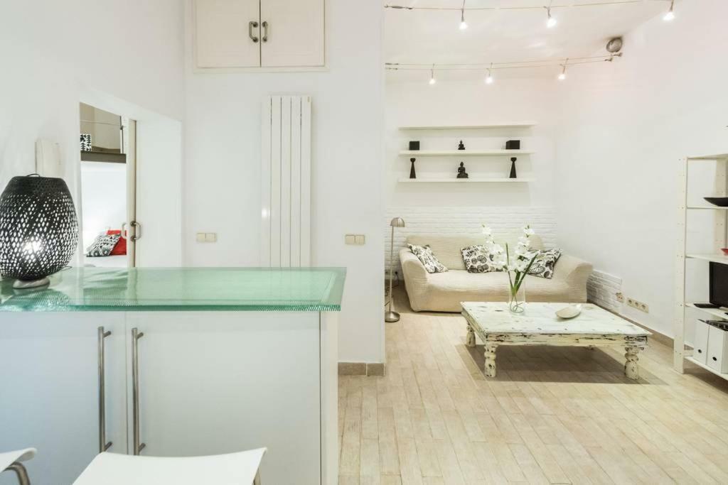 Appartamento Stylish Loft At Chueca'S Heart Madrid Esterno foto